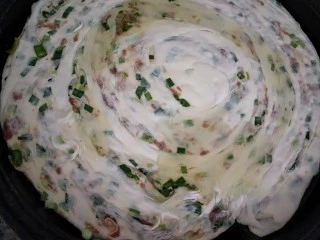 山西太原特色小吃，羊肉手抓饼,放入平底锅煎制。