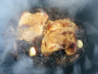 成本低廉，制作简单的照烧鸡腿,倒入适量热水盖住鸡腿。