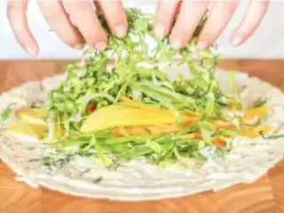 芒果薄荷卷饼(墨西哥风味),将调味酱涂在面饼上,再摆上准备好的蔬果