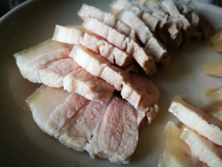 无法拒绝的下饭菜～回锅肉,切成肉片