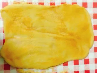 北京小吃·驴打滚,用擀面杖轻轻擀开成0.5cm厚的片状。 注：温热时很好擀开。