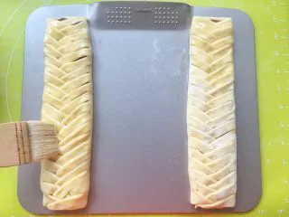 意式红烩牛柳酥,烤箱预热200度,松弛好的牛柳酥表面刷上一层全蛋液