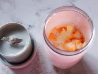 芒果苹果奶昔,所有的食材都放入后。