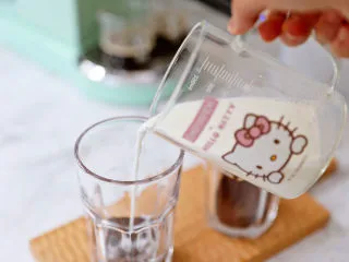 奥利奥海盐奶盖咖啡,加入纯牛奶