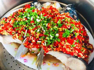 拿的出手的宴客菜，剁椒鱼头，超下饭零失败,葱花撒在鱼头上。