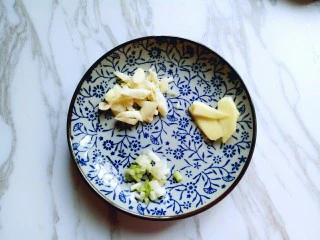 #时令蔬菜#荷塘月色小炒,葱姜蒜去皮切碎。