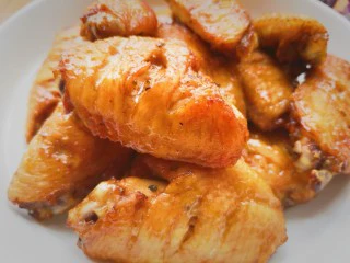 川香麻辣风味烤翅,烤制完成取出装盘