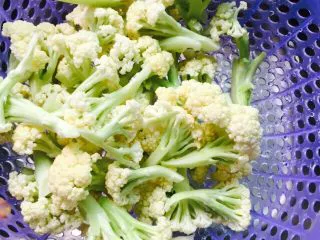 干煸有机花菜,10分钟后再冲洗一下沥干水分备用