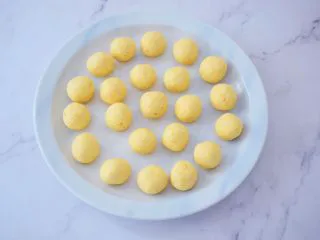 红糖酒酿南瓜小圆丸,再分成8克为一份，搓成小圆子备用