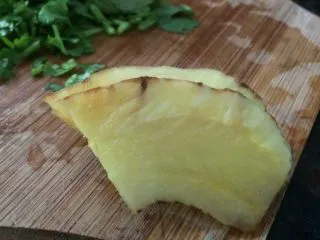 甘草水果～潮汕小吃之一,南姜切掉外皮。