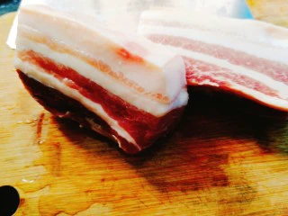 家常菜+梅菜扣肉,将肉对开