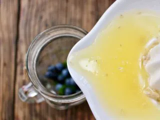 蓝莓Mojito鸡尾酒,倒入杯中