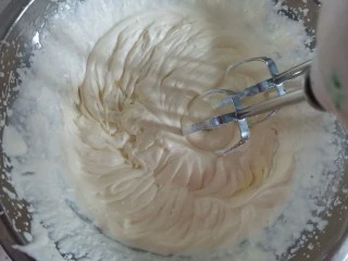 蔓越莓冰激凌,用打蛋器开高速,将淡奶油打发至有明显的纹路,不流动的状态即可