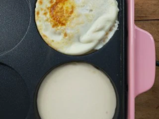 复刻街头美食~网厨第一个肉蛋堡,接着再给一个圆盘也倒适量面糊。