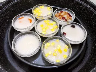 广式小吃——钵仔糕,蒸好后取出,等完全凉透再用竹签四周划一圈取出