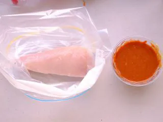 秘制异国风味鸡胸肉腌料&绝佳搭配 （减肥必备）,把封口袋如图翻折 这样不容易弄脏袋口 混合所有材料 放进一块鸡胸肉