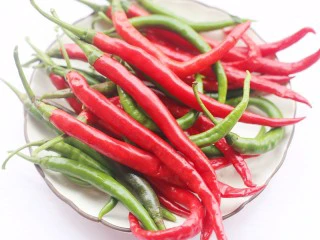 万能秘制辣椒油,辣椒洗净晾干水分。