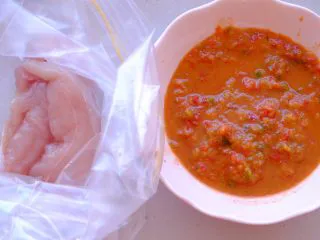 秘制异国风味鸡胸肉腌料&绝佳搭配 （减肥必备）,如上一个方子一样 准备封口袋 放入鸡胸肉
