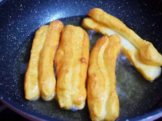 自制健康油条,中火炸至金黄色即可，不建议用小火，那样炸出来的油条口感会有点硬