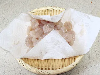 宴客快手菜【虾仁滑蛋】,将买的虾仁洗干净，用厨房纸吸干水