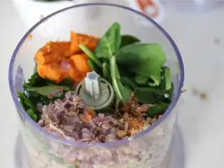 风味鹰嘴豆甜土豆汉堡,藜麦煮好以后，将鹰嘴豆、甜土豆、藜麦、菠菜、香菜、洋葱倒进食品处理器里，我的食品处理器比较小，所以只能分批搅碎，每批各种菜量要平均分好。