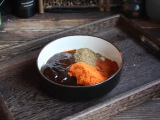 百变水果 新奥尔良风味雪梨烤鸡,准备一下新奥尔良腌料：新奥尔良风味腌料100g、蚝油40g、黑胡椒酱20g、生抽20g、孜然适量、辣椒粉适量。