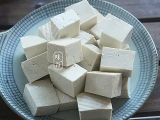 糖醋脆皮豆腐,把老豆腐切成麻将大小的豆腐块；