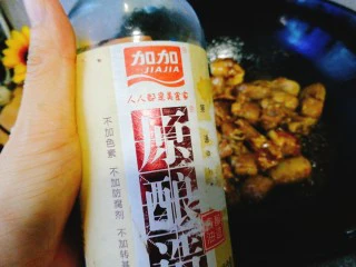 家常菜+红烧排骨,陆续加入生抽。