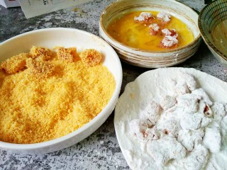 #猪年#新奥尔良小酥肉,把肉块裹淀粉，再裹蛋液，再裹面包糠，如图，非常清晰