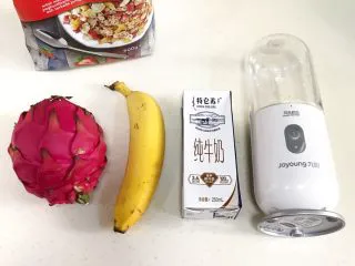 火龙果香蕉奶昔,准备好需要的食材。