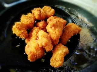 #猪年#新奥尔良小酥肉,再后来看到定型并微微上色时，转大火炸到金黄酥脆，如图，就可以捞出