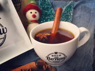 原创|热带雨林圣诞咖啡,红润的琥珀色泽，寓意着圣诞的节日美好与温馨，作为圣诞礼物送人还能给Ta带去难忘的味觉记忆~