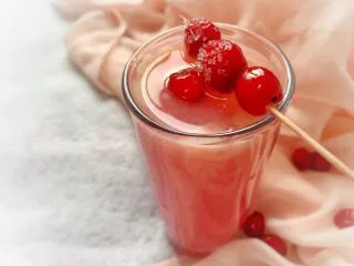 粉红夏日饮品,蔓越莓串串