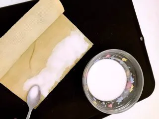 东北风味 蒸千子,在豆卷边缘抹上一层湿淀粉，便于粘合