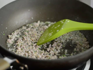 茄汁酸辣土豆片,接着放入猪肉末，炒散 