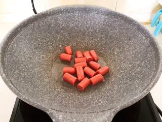 10分钟快手菜 肉粒多风味香肠炒俄式乳瓜,油温5分热的时候加入香肠