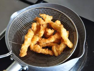 街头小吃自己做---香酥无骨鸡柳,炸至表面金黄色后即可捞出。