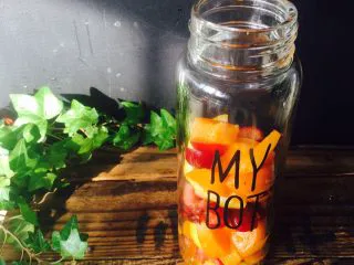 美丽的水果饮品,铺几块枇杷