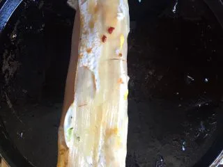 街边小吃一东北烤冷面,卷起