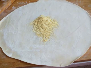 手擀面 北京特色小吃 炸酱面,最后加入玉米粉撒均匀。