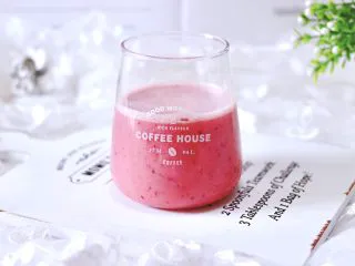 车厘子草莓冰奶昔,营养丰富又颜值担当。