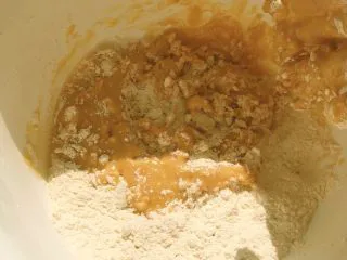 从小吃到大都吃不腻的黑芝麻桃酥,再次戴上手套,将油类和粉类混合均匀,呈现出松散的颗粒状即可。