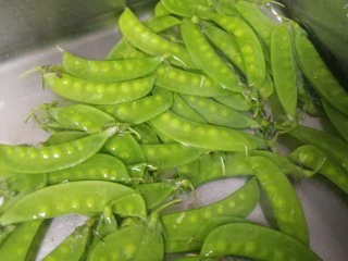 荷兰豆炒香肠,清水洗净。