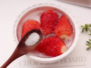 番茄草莓蜂蜜汁,加入1克盐把草莓浸泡10分钟左右。 