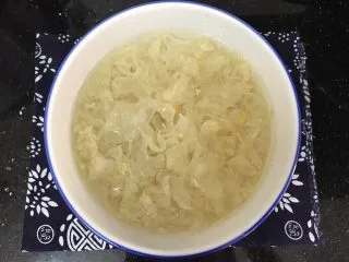 花胶莲子银耳糖水,银耳提前半天泡发,我的是银耳碎,泡好直接煮 若是银耳朵的,泡发好后建议用剪刀剪成小块块再煮
