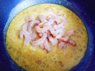 #东南亚风味的#椰汁咖喱虾,加入腌制好的虾仁。