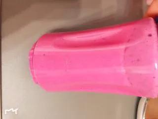 顺滑牛奶火龙果,大概一分钟就榨好啦，粗细根据个人口味调整榨的时常