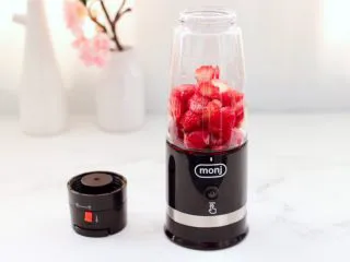 樱桃草莓冰爽果汁,把樱桃和草莓放入monj 真空榨汁杯里,这样打出来的果汁不会氧化口感好。