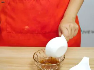 必吃的广东小吃——广州肠粉,倒入鱼露