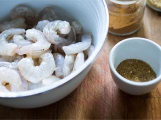 加勒比海风味鲜虾玉米卷,虾 去虾线，用厨房纸擦干虾仁，倒上食用油